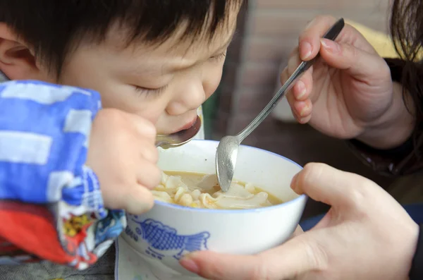 Съедание ребенка — стоковое фото