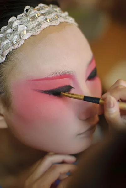 Opera chińska aktorka jest malowanie twarzy — Zdjęcie stockowe