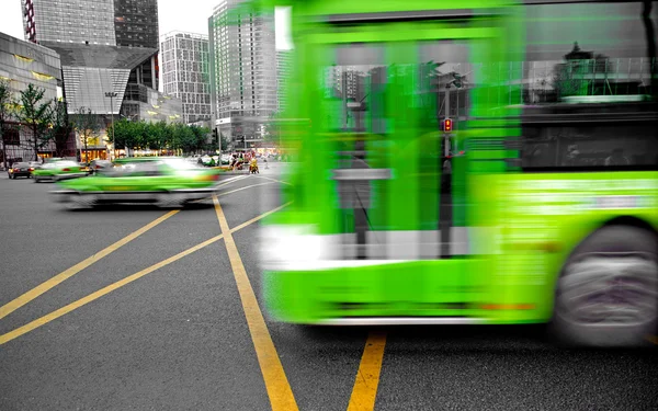 Rutas de autobús de alta velocidad y borrosas en la carretera del centro — Foto de Stock