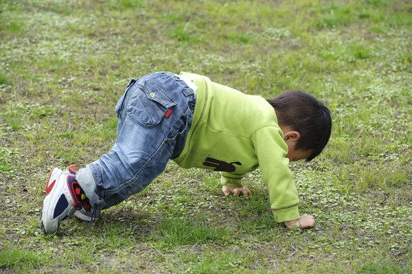 在草坪上的婴儿玩 — 图库照片
