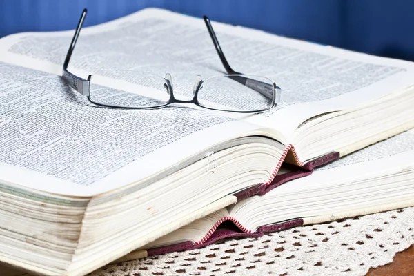 Glasögon på böcker — Stockfoto