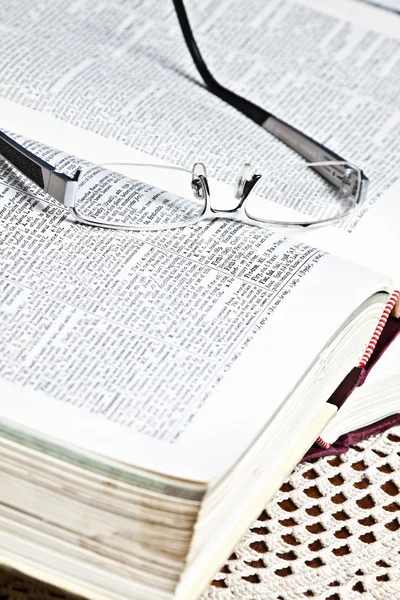 Glasögon på böcker — Stockfoto