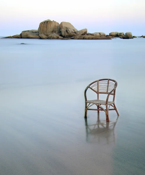 ビーチでの長時間露光の籐の椅子 — ストック写真