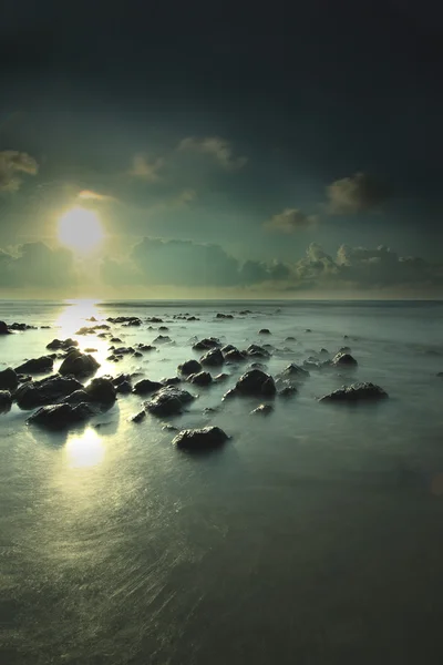 Úchvatné pláže dlouhé expozice s kameny, při východu slunce. — Stock fotografie