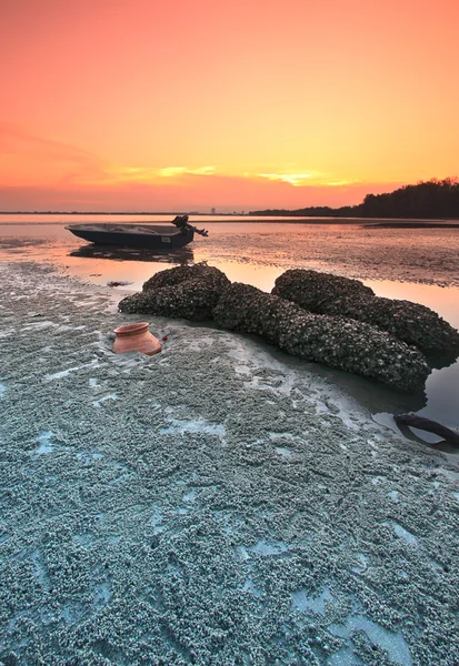 Wunderschöne Meereslandschaft bei Sonnenuntergang mit Boot. — Stockfoto