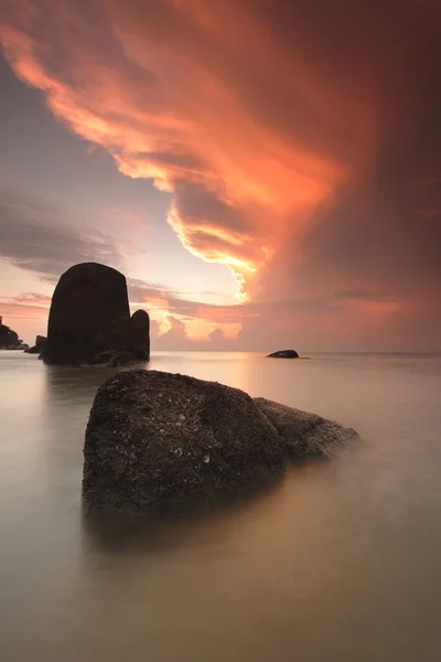 Impressionante praia de exposição longa com rochas ao nascer do sol . — Fotografia de Stock
