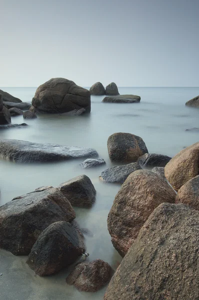 見事な長時間露光と岩のビーチで. — ストック写真