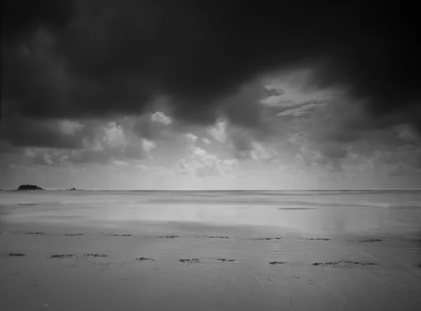 Гарний чорно-білий морський пейзаж — стокове фото