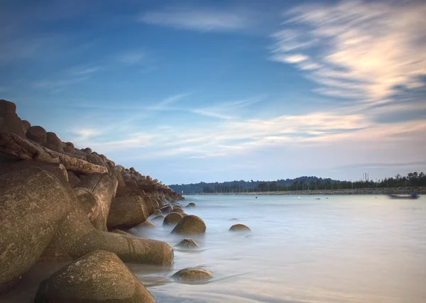 Uzun pozlama taş kırma dalgalar — Stok fotoğraf
