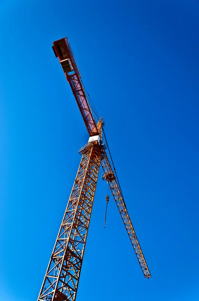 Torre Grúa sobre fondo azul — Foto de Stock