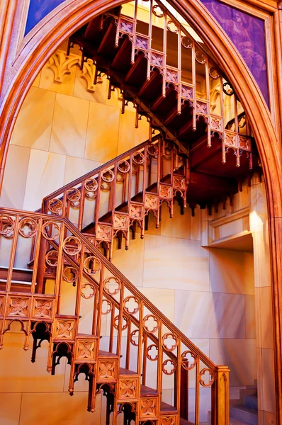 Деревянная лестница внутри католической церкви — стоковое фото
