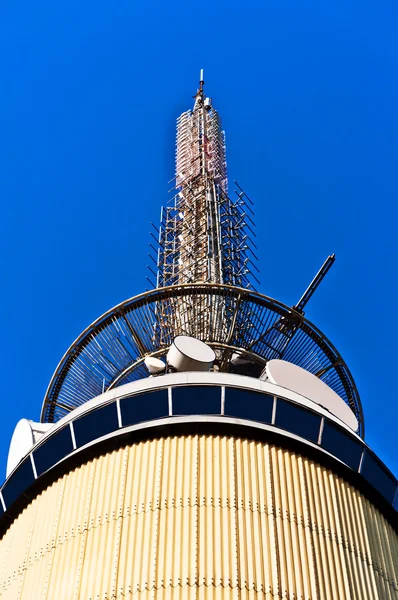 Torre de telecomunicações com ligações de microondas e antenas de rede celular — Fotografia de Stock