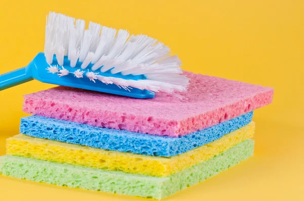 Mutfak fırça ve çok renkli süngerler — Stok fotoğraf