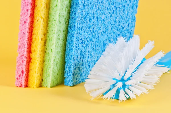 Çok renkli sünger ve fırça — Stok fotoğraf