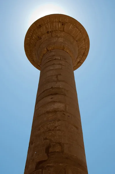 Piedra antigua columna con sol detrás en el templo de Karnak —  Fotos de Stock