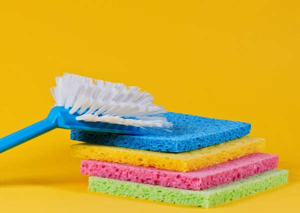 Fırça ve çok renkli süngerler — Stok fotoğraf