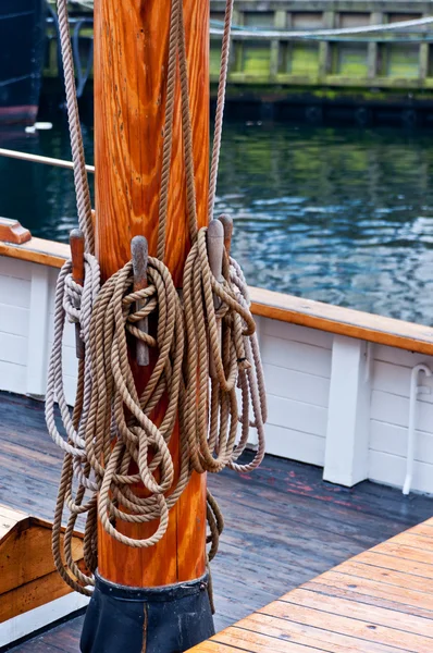 Ropes on tallship mast — Stock Photo, Image