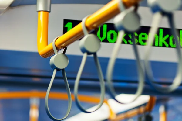 Úchyty pro stojící cestující uvnitř metra — Stock fotografie