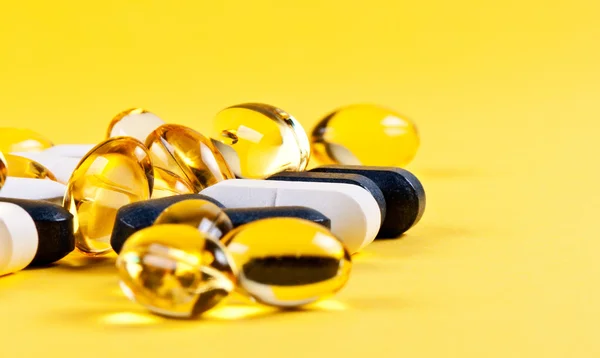 Pilules macro sur fond jaune — Photo