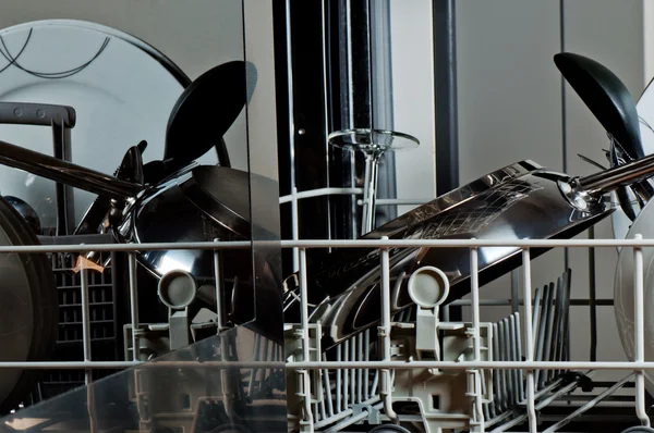 Máquina de lavar louça ao lado do fogão — Fotografia de Stock