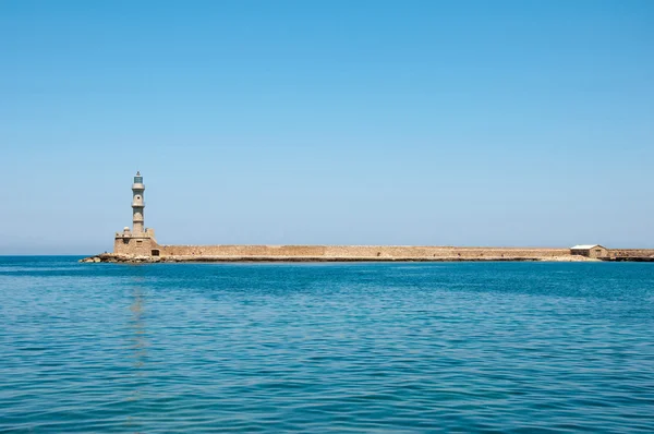 フォア グラウンドの海の灯台 — ストック写真