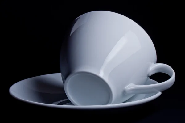 Yan yatan beyaz fincan — Stok fotoğraf