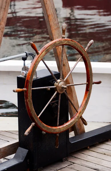 Wooden steering wheel on old sailboat — Stock Photo, Image