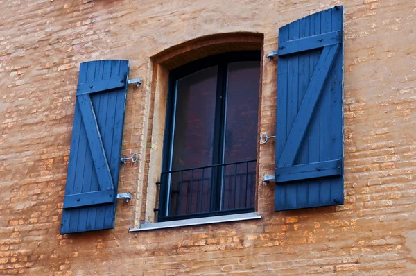 Fönster med fönsterluckor — Stockfoto