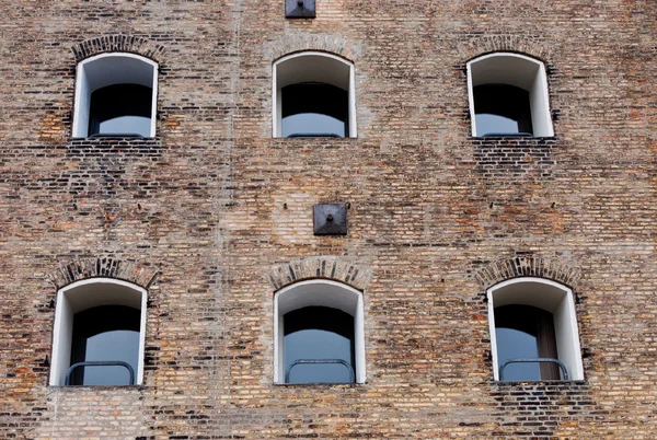 Antigua fachada del edificio con ventanas —  Fotos de Stock