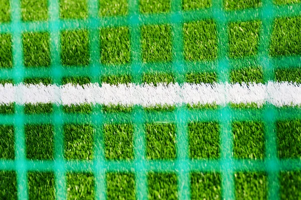 Línea blanca en campo de fútbol con malla borrosa —  Fotos de Stock