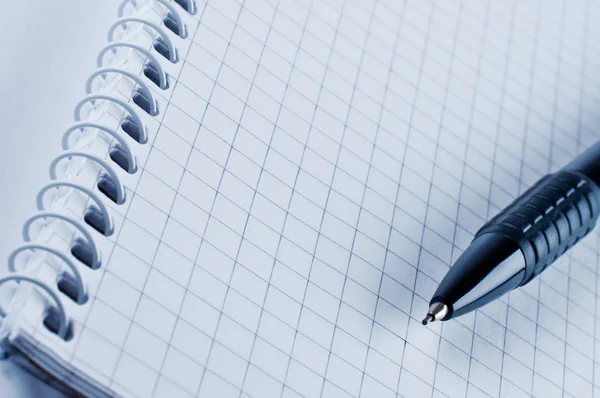 Svart penna på öppna vitt papper — Stockfoto