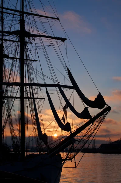 Zblízka silueta lodi při západu slunce — Stock fotografie