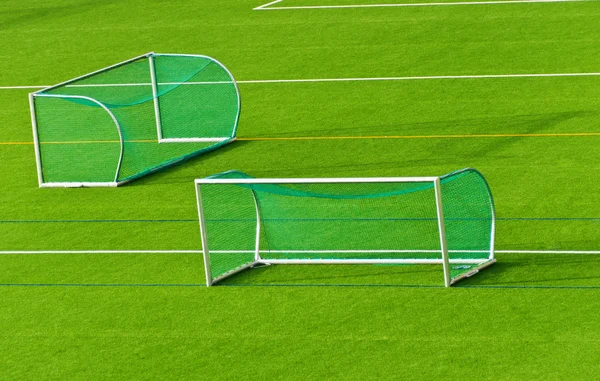 Goles de fútbol en el campo de fútbol —  Fotos de Stock