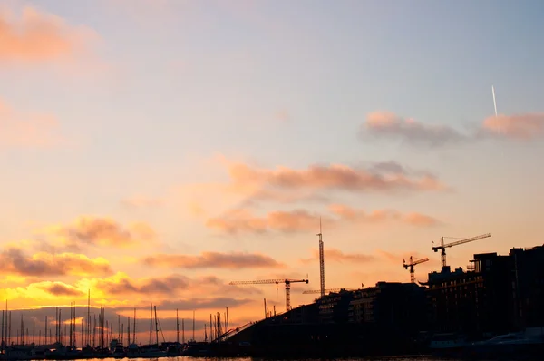 Moderna città e marina vista al tramonto — Foto Stock