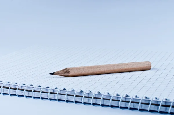 Ołówek na notatnik Otwórz widok z boku — Zdjęcie stockowe
