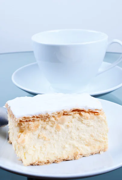 Pedaço de bolo Napoleão na mesa — Fotografia de Stock