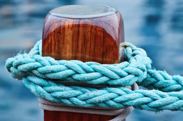 Rope knot on wood of ship — Stock Photo, Image