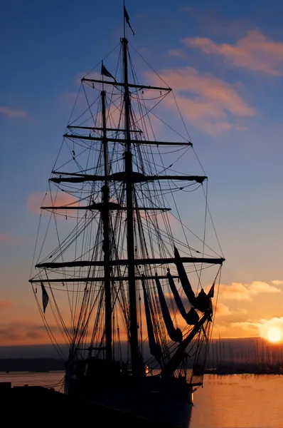 Силуэт высокого корабля на закате — стоковое фото