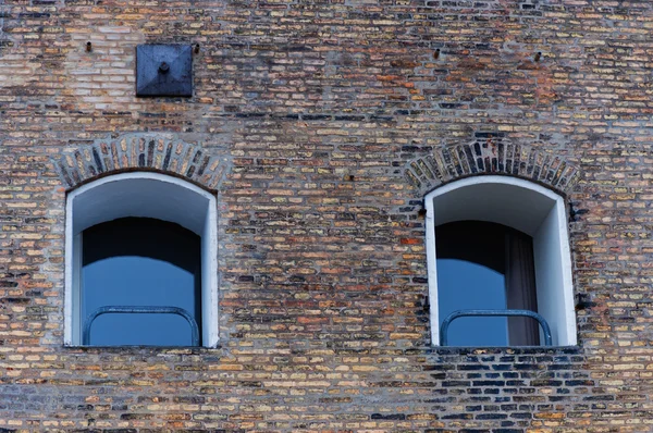 Duas janelas na parede de tijolo — Fotografia de Stock
