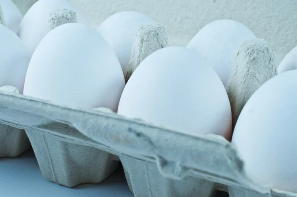 Bílá vejce v balíčku — Stock fotografie