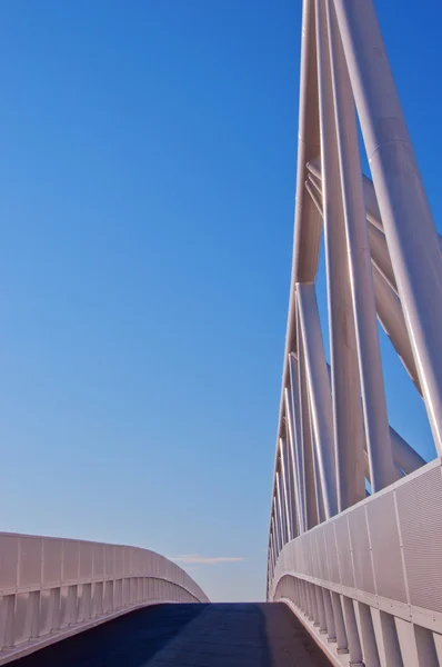 蓝蓝的天空背景上的白色行人天桥 — 图库照片