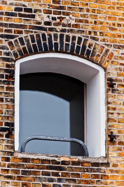 Fenster an Ziegelmauer — Stockfoto