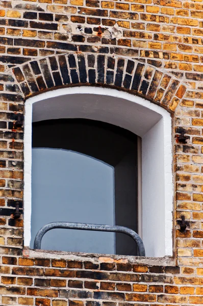 Venster op bakstenen muur — Stockfoto