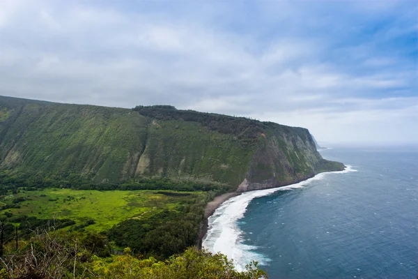 Waipio valley, big island, hawaii med kust i Stilla havet. — Stockfoto
