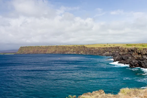 Skalnaté pobřeží řádek big Island, Havaj. — Stock fotografie