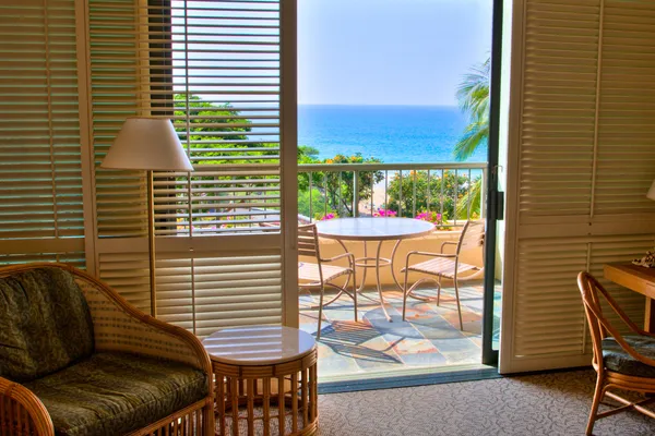 Vista Oceano a partir da sala de resort tropical — Fotografia de Stock