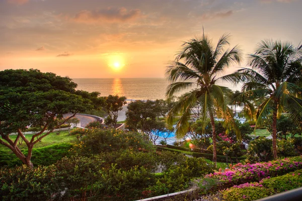Pôr do sol no resort tropical . — Fotografia de Stock