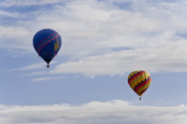 iki renkli sıcak balon havada rekabet.