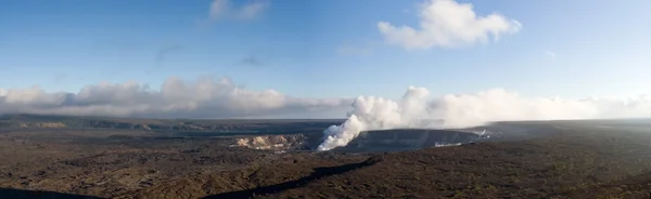 Panoramisch uitzicht van kilauea krater in hawaii volcanoes park. — Stockfoto