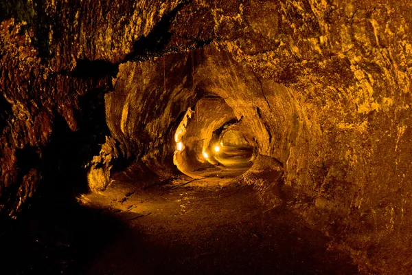 Lávový tunel v havajské sopky národní park. — Stock fotografie